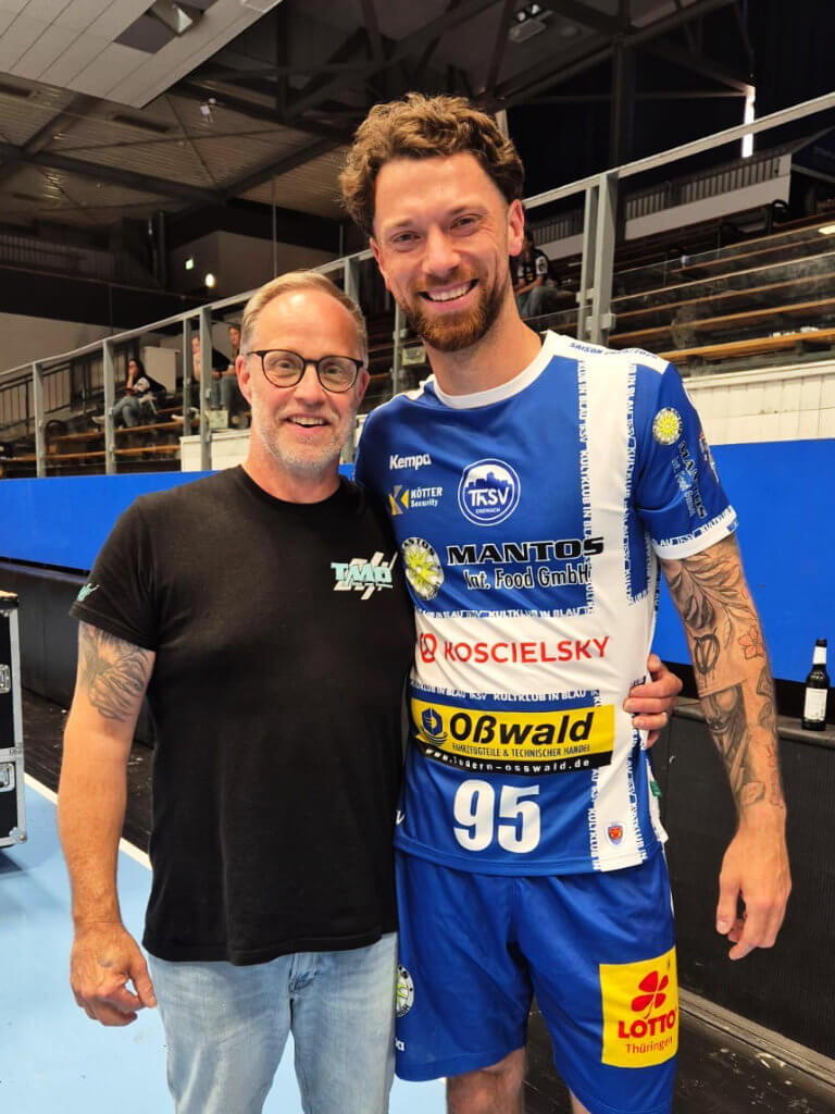 TMO-Inhaber gemeinsam mit einem ThSV-Spieler