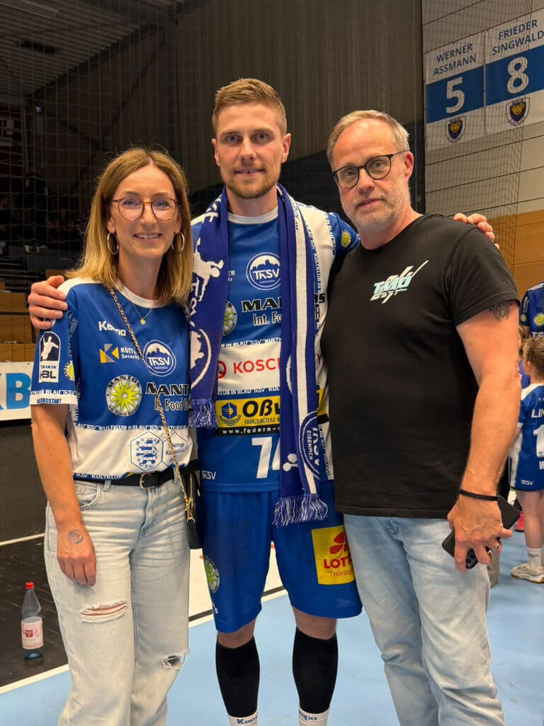 TMO-Inhaber gemeinsam mit einem ThSV-Spieler